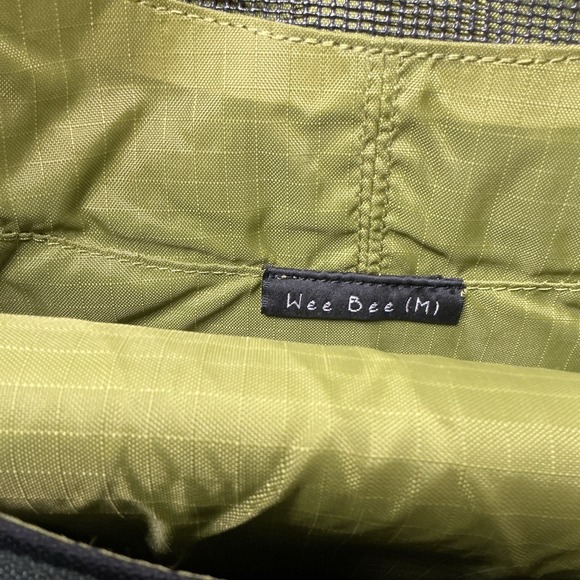 Crumpler Wee Bee (Medium) Messenger Tablet Bag Black Canvas Green Interior - Picture 10 of 12